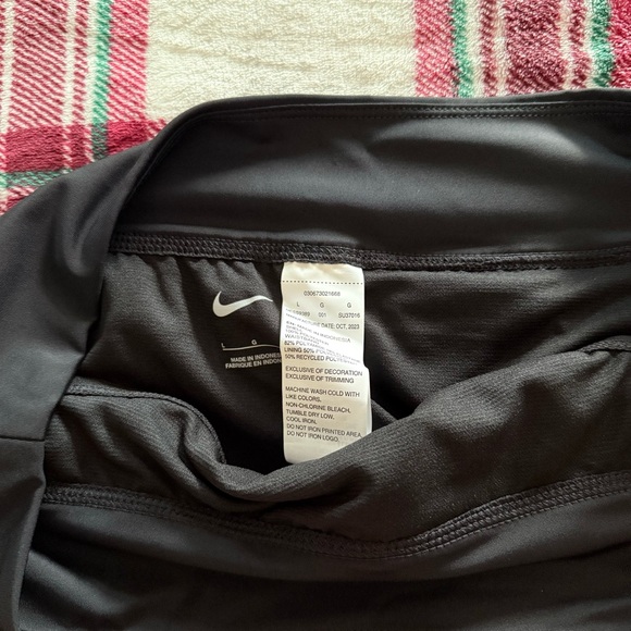 NWT NIKE WOMEN’S ACTIVE SHORT BLACK SIZE L - Picture 3 of 5